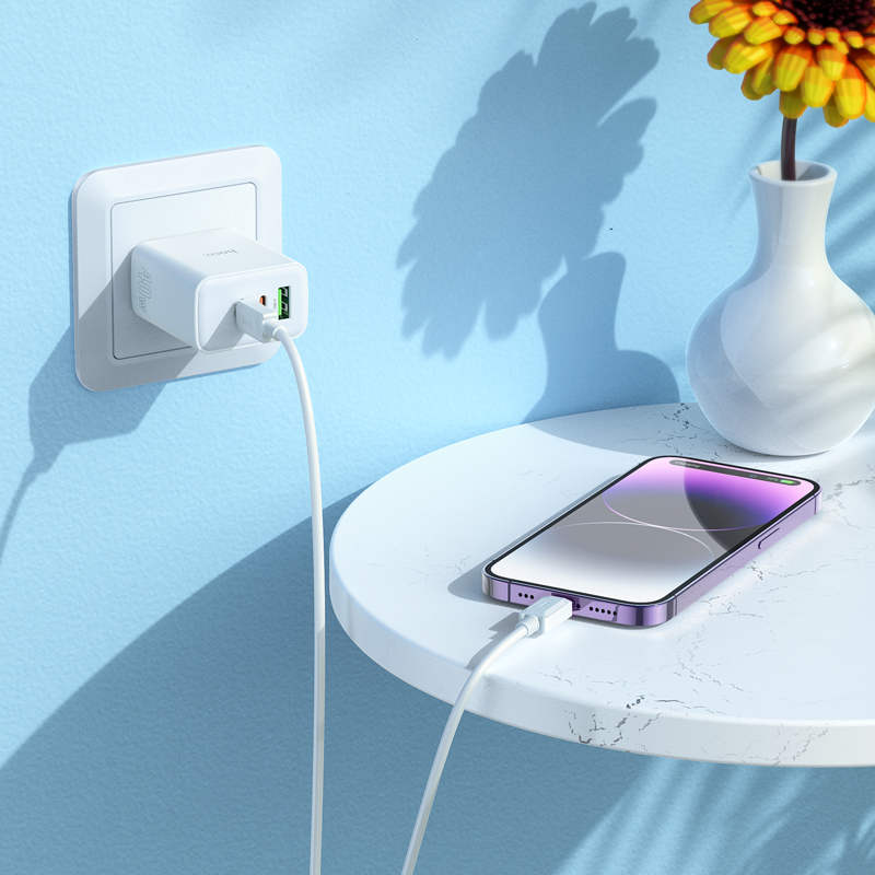 PD 40W Triple Ports Port USB-A et 2x Ports USB-C Adaptateur secteur pour chargeur mural PD 40W Triple Ports Port USB-A et 2x Ports USB-C Adaptateur secteur pour chargeur mural